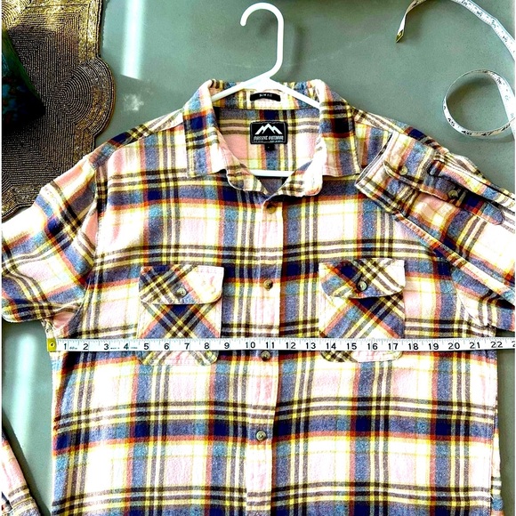 Massive Outdoor Slimfit Buttondown Flannel - Picture 5 of 7